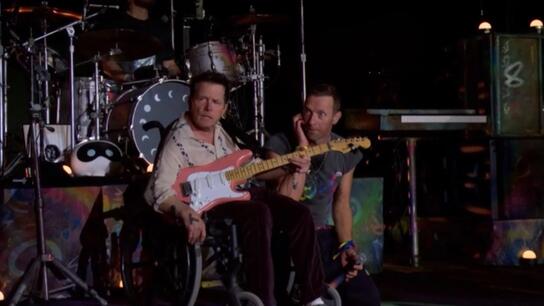 Ο Michael J. Fox στο αναπηρικό αμαξίδιο έπαιξε κιθάρα στη συναυλία των Coldplay