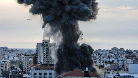 Οι ισραηλινές δυνάμεις σφυροκοπούν τη βόρεια και τη νότια Γάζα