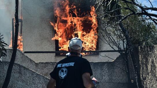 Φωτιά στην Κερατέα: Αναφορές για καμένα σπίτια – Εκκενώθηκαν 6 οικισμοί