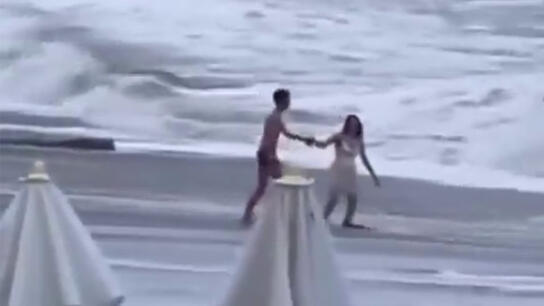 Σοκαριστικό βίντεο με τη στιγμή που κύματα παρασύρουν 20χρονη - Δεν την έχουν βρει