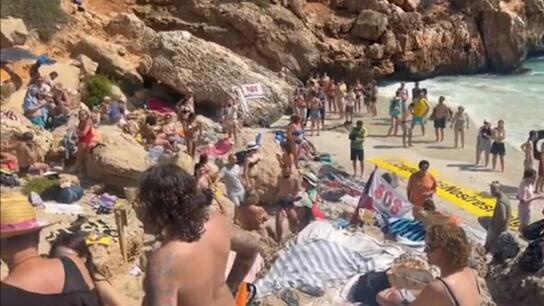 Χαμός στη Μαγιόρκα: Εξαγριωμένοι ντόπιοι έδιωχναν τους τουρίστες από την παραλία