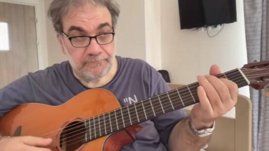 Δημήτρης Σταρόβας: Παίζει κιθάρα για πρώτη φορά μετά το εγκεφαλικό που υπέστη