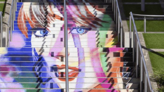 Γκράφιτι της Τέιλορ Σουίφτ στα σκαλιά του Γουέμπλεϊ