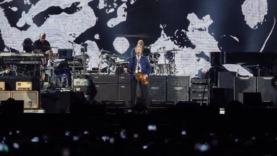 O ξέφρενος χορός του Paul McCartney με θαυμάστριες της Τέιλορ Σουίφτ