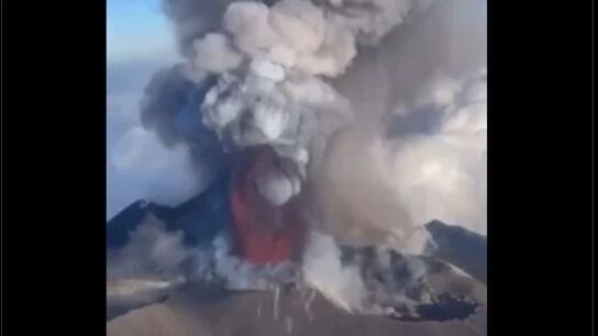 Λάβα και τέφρα εκτοξεύουν τα ηφαίστεια Αίτνα και Στρόμπολι