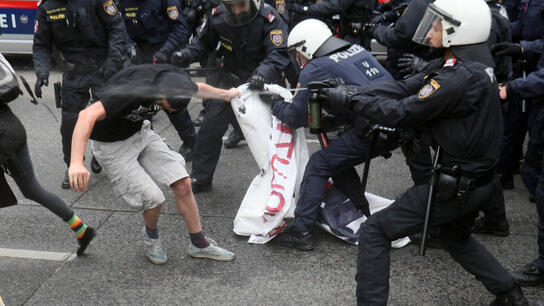 Επεισόδια και συλλήψεις καθώς διαδηλωτές προσπάθησαν να εμποδίσουν συγκέντρωση ακροδεξιών