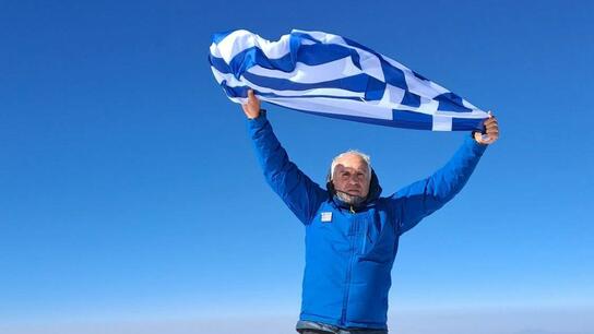 Κρητικός ορειβάτης υψώνει την ελληνική σημαία στο τουρκικό όρος Αραράτ!