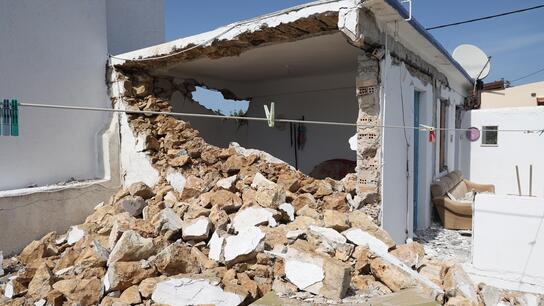 Οι εργαζόμενοι στην αποκατάσταση καταστροφών ενημέρωσαν τους σεισμόπληκτους για τα προβλήματά τους