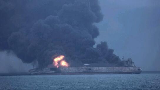 Δύο μεγάλα δεξαμενόπλοια στις φλόγες στα ανοικτά της Σιγκαπούρης - Διασώθηκαν 2 ναυτικοί