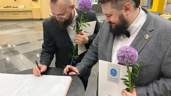 Το πρώτο ομόφυλο ζευγάρι υπέγραψε σύμφωνο συμβίωσης στη Λετονία