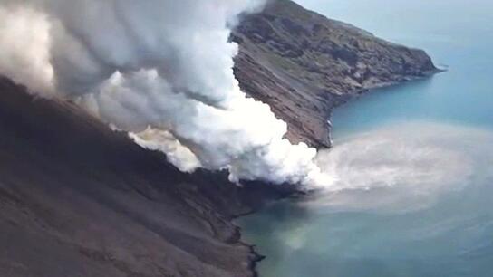Λάβα από το Σικελικό ηφαίστειο Στρόμπολι πέφτει στη Μεσόγειο