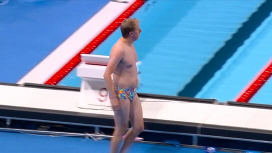 Ολυμπιακοί Αγώνες: Βούτηξε με το εσώρουχο στην πισίνα για να βγάλει ένα σκουφάκι!