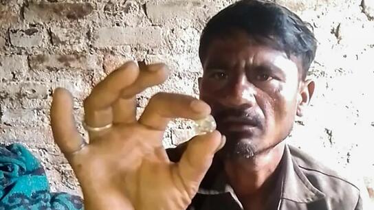Ινδία: Καταχρεωμένος εργάτης βρίσκει διαμάντι που του άλλαξε τη ζωή