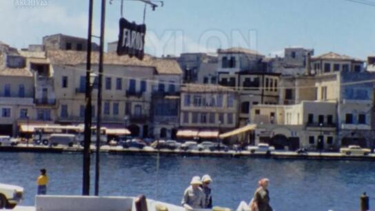 Εικόνες μιας άλλης εποχής - Για καφέ στο Λιμάνι των Χανίων δεκατίες πίσω!
