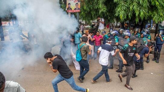 Βίαιες διαδηλώσεις στο Μπαγκλαντές: Δεκάδες νεκροί – Στις φλόγες τα κεντρικά της δημόσιας τηλεόρασης,