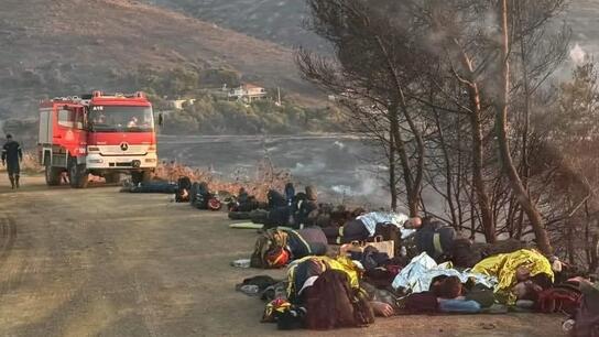 Πυρκαγιές: Viral η φωτογραφία με πυροσβέστες ξαπλωμένους στο χώμα
