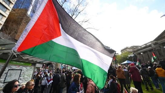 Διαδηλωτές στην Αυστραλία κρέμασαν πανό υπέρ της Παλαιστίνης στην οροφή του κοινοβουλίου