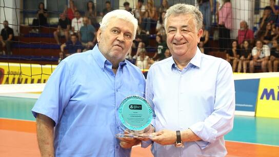 Η Πανελλήνια Ομοσπονδία Πετοσφαίρισης τίμησε τον Περιφερειάρχη Κρήτης