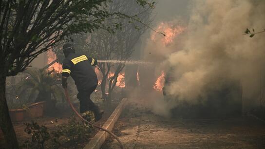  Παραμένει χωρίς ενιαίο μέτωπο η πυρκαγιά στη βορειονατολική Αττική - Αναζωπύρωση στη Νέα Μάκρη