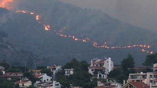 Μεγάλα μέτωπα σε Γραμματικό, Πεντέλη και Ανατολή Νέας Μάκρης - Εκκενώθηκαν οικισμοί και νοσοκομεία