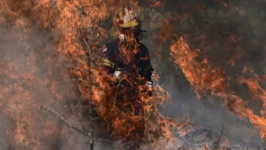 Μαίνεται ο πύρινος εφιάλτης στην Αττική - Τιτάνια μάχη των πυροσβεστών