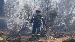 Φωτιά σε δύσβατο σημείο στα Χανιά - Μεγάλη επιχείρηση της πυροσβεστικής