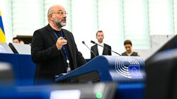 Σακης Αρναούτογλου