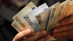 Ο σχεδιασμός για μέσο μισθό στα 1.550 ευρώ, από 1.325 ευρώ σήμερα