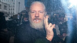 Θετικός στην covid βρέθηκε ο ιδρυτής των WikiLeaks, Τζούλιαν Ασάνζ