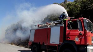 Φωτιά σε έκταση με ξερά χόρτα στη Βαρυμπόμπη