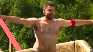 Survivor: O Λάμπρος Κωνσταντάρας μιμήθηκε το ζέσταμα του παππού του