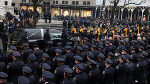 Χιλίαδες αστυνομικοί απέτισαν φόρο τιμής σε έναν συναδελφό τους, που σκοτώθηκε εν ώρα καθήκοντος