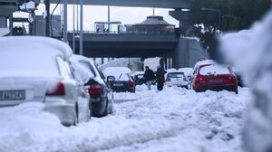 Έβαλαν τα αυτοκίνητα τους στην Αττική Οδό για να πάρουν το διχίλιαρο της αποζημίωσης !