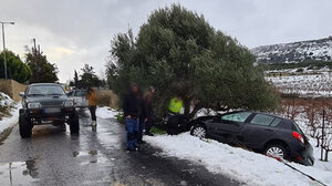 Αυτοκίνητο γλίστρησε σε στροφή και βγήκε εκτός δρόμου