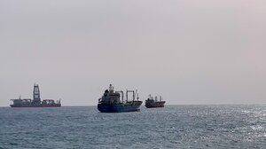 Νεκροί και τραυματίες από έκρηξη σε τάνκερ στο Άμπου Ντάμπι