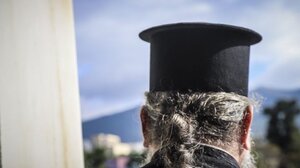 Ιερέας πήγε για μπάνιο σε παραλία και τον πήραν στο κυνήγι... γιαγιάδες! 