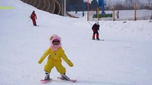 Είναι μόλις 4 ετών και εντυπωσιάζει με τις επιδόσεις της στο σκι 