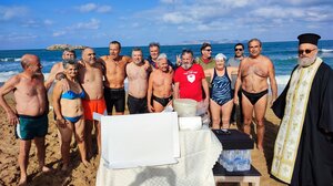 Πλάι στο κύμα έκοψαν και φέτος τη βασιλόπιτα