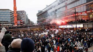 Διαδηλώσεις κατά του εμβολιαστικού πάσου σε Στοκχόλμη και Γκέτεμποργκ