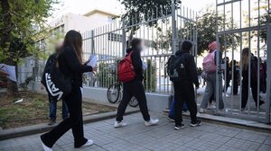 Και επίσημα ένα self test την εβδομάδα στα σχολεία και 100% πληρότητα στα γήπεδα