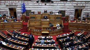 Πρόταση μομφής: Αντιπαράθεση Μητσοτάκη - Τσίπρα στη βουλή