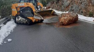 Απομακρύνθηκε άμεσα τεράστιος βράχος που έκλεισε το δρόμο