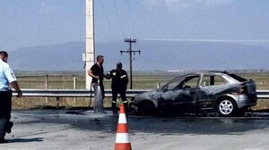 Ένας άνδρας κάηκε μέσα στο αυτοκίνητo όταν χτύπησε σε δέντρο