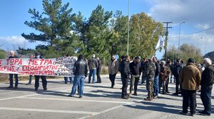 Παραμένουν στο μπλόκο στα Μεγάλα Χωράφια οι αγροτοκτηνοτρόφοι