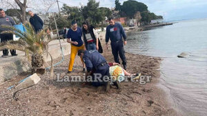 Επεσε με το αυτοκίνητο στη θάλασσα - Τον έσωσαν τελευταία στιγμή!