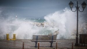 Κακοκαιρία «εξπρές» με θυελλώδεις ανέμους και χιονοπτώσεις – Απαγορευτικό απόπλου