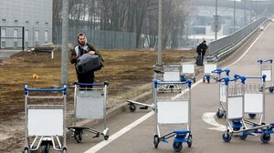 Ολομέτωπη η επίθεση των Ρώσων στο Κίεβο: Υπό κατάληψη το αεροδρόμιο