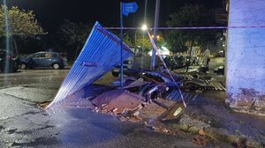 Έπεσε σκέπαστρο λόγω των ανέμων τραυματίζοντας δυο γυναίκες