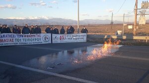 Τύρναβος: Έβαλαν φωτιά στο τσίπουρο – Διαμαρτυρία για τη μετονομασία