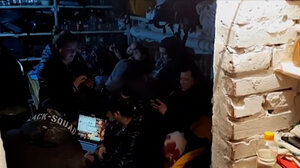 Η ζωή στα καταφύγια – Οι Ουκρανοί για έκτη μέρα στα σκοτεινά υπόγεια